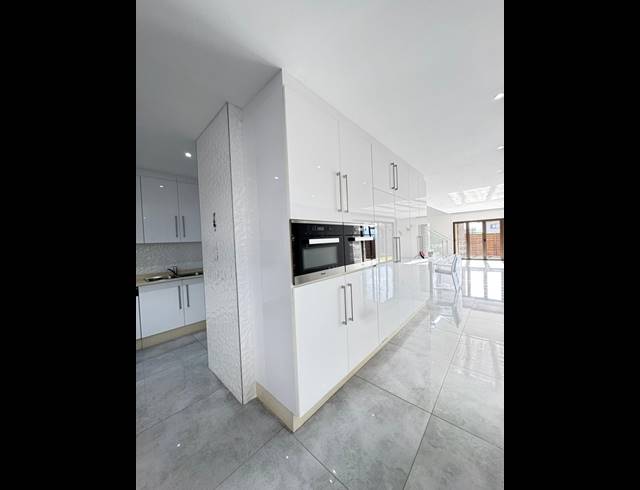 5 BEDROOM TOWNHOUSE FOR SALE IN IZINGA